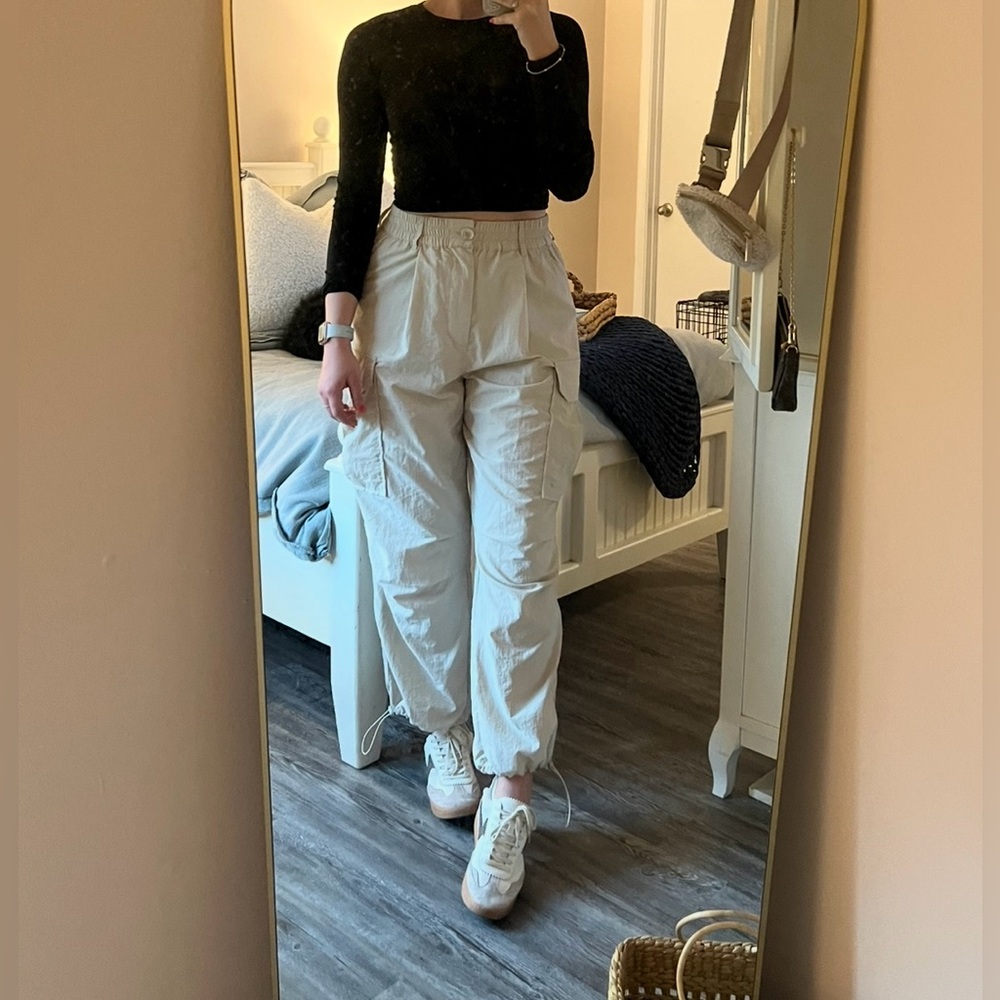 déluc (boutique brand) cream cargo pants // size medium